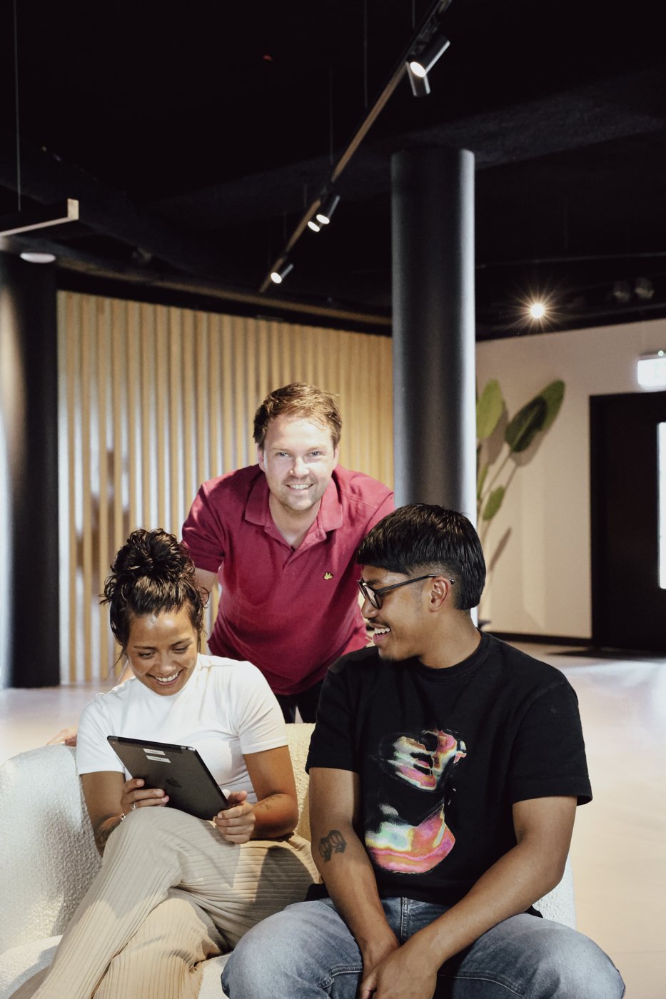 Collega's van Moving-In samen aan het werk op kantoor